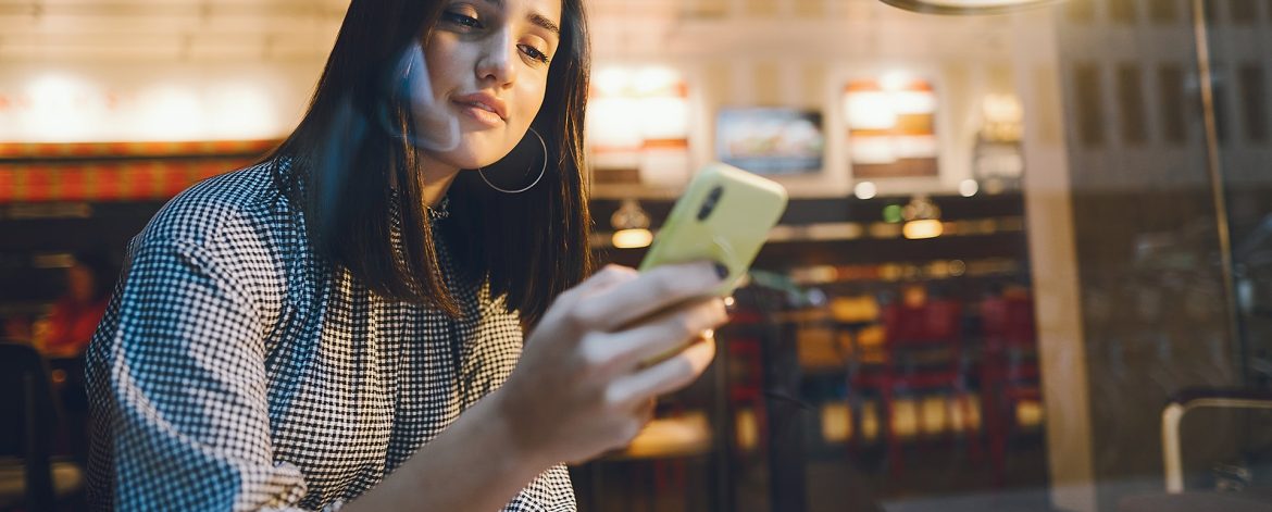 17794 girl using phone